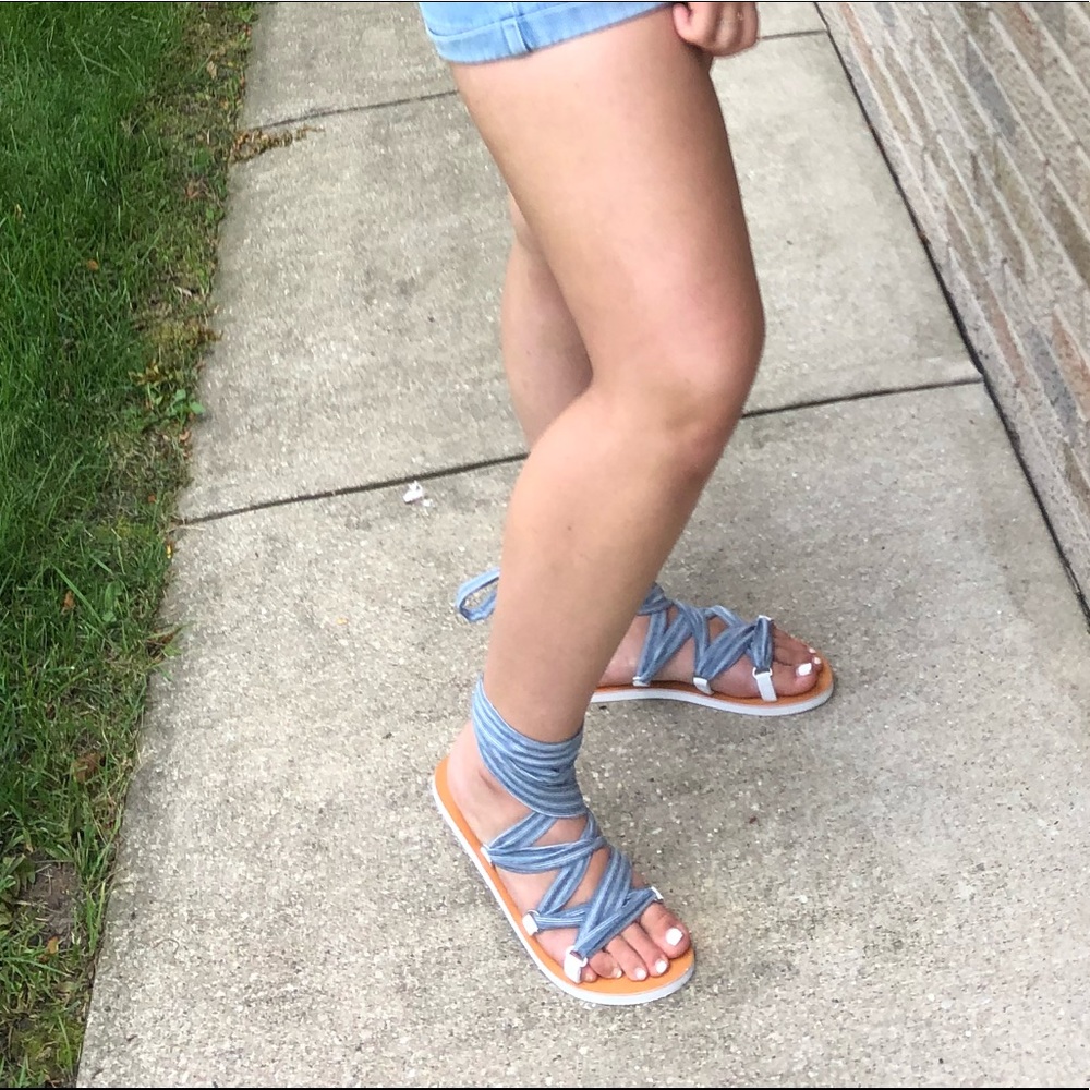 Tie sandals